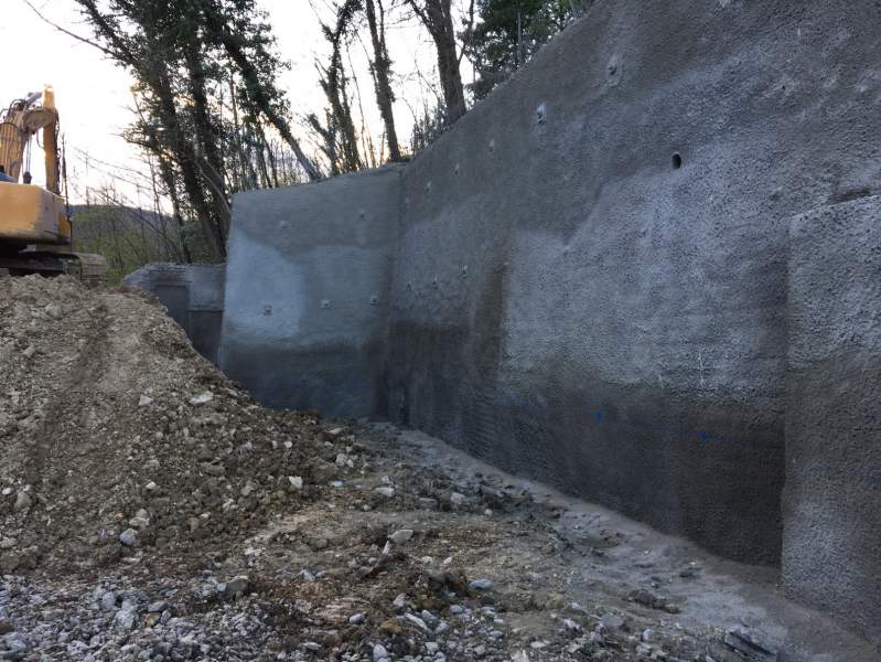 Travaux spéciaux : réhabilitation d'un mur de soutènement - Tirants d'ancrage & béton projeté - COPRA Rhône Alpes
