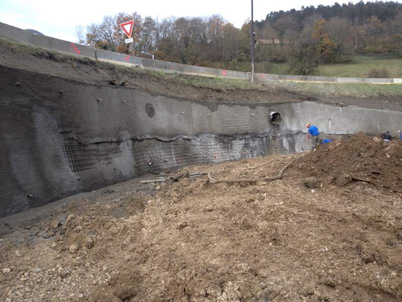 Travaux spéciaux : Mur de soutènement en béton projeté tiranté. Allonzier la Caille (74)