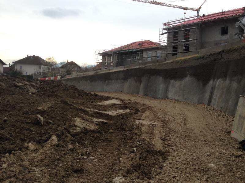 Travaux spéciaux : Mur de soutènement en béton projeté tiranté. Allonzier la Caille (74)