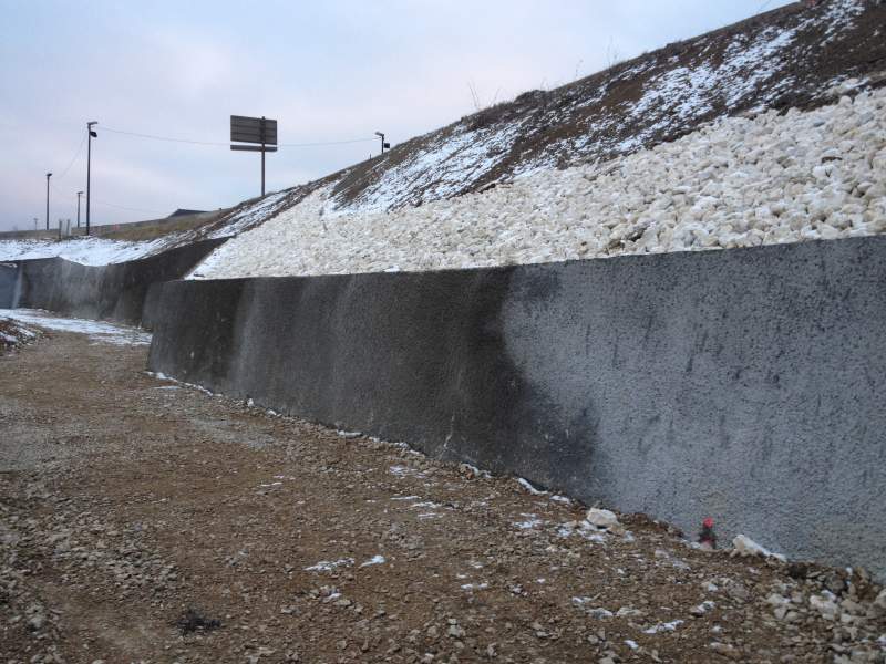 Travaux spéciaux : Mur de soutènement en béton projeté tiranté. Allonzier la Caille (74)
